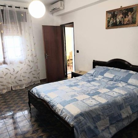 Tranquilla Apartment Borgia Bagian luar foto